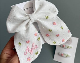 手刺繍入りパーソナライズリネンヘアリボンセット、花柄ヘアリボンとヘアクリップ付き、女の子へのギフト