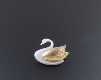 Avon Graceful Swan Brooch