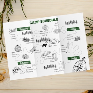 Pode incluir: Um cronograma de acampamento dobrado em três partes com cabeçalhos verdes e ilustrações de linhas pretas. O cronograma detalha atividades de quinta a domingo, incluindo ícones de avião, árvores, urso, chapéu de cowboy, botas e bússola.