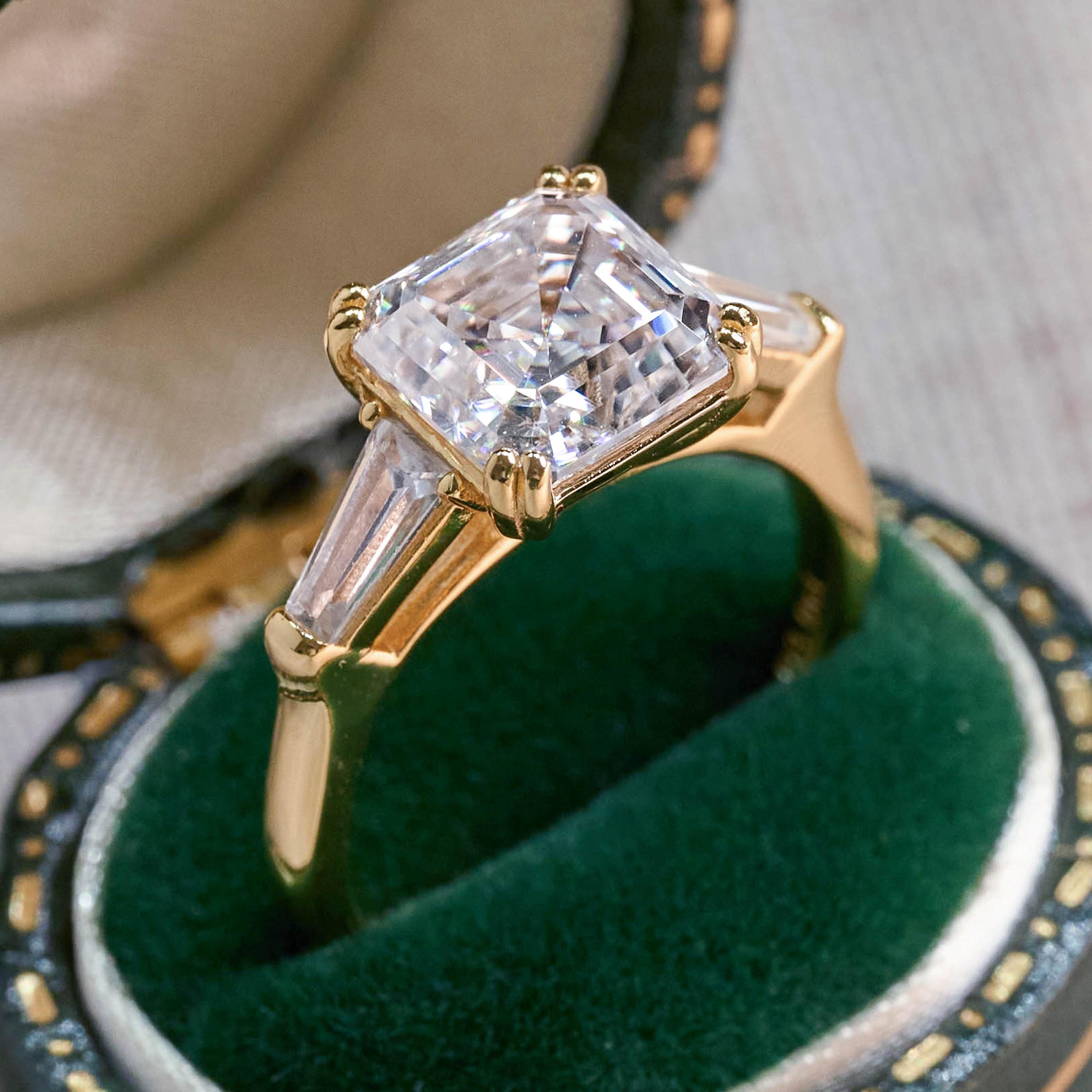 アッシャーカット モアッサナイト スリーストーン リング：18Kゴールド