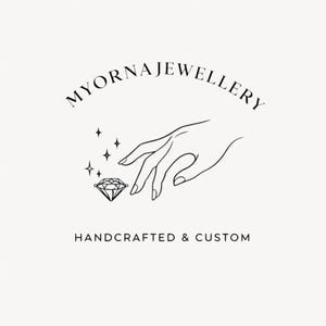 Può includere: Un logo in bianco e nero con il testo MYORNAJEWELLERY in un carattere serif arcuato, un'illustrazione al tratto di una mano che raggiunge un diamante scintillante e il testo HANDCRAFTED & CUSTOM centrato nella parte inferiore.