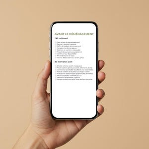 Op de afbeelding: Een smartphone toont een Franse verhuischecklist met de titel "AVANT LE DÉMÉNAGEMENT". Het scherm toont taken zoals het vaststellen van een datum, het vergelijken van verhuizers en het inpakken van dozen. De telefoon wordt door een hand vastgehouden.