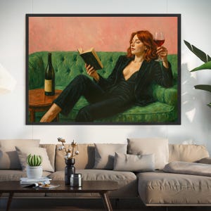 ソファでワインを片手にリラックスする女性 | 柔らかな色調の油絵 | ワインアートのバーカート装飾 | 美しい油絵ギフト | トレンディなフェミニストプリント