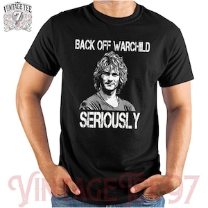 Può includere: Maglietta nera con una grafica bianca di un uomo con i capelli lunghi e il testo "Back off Warchild Seriously".