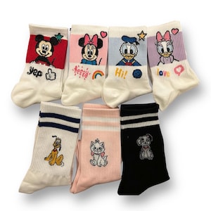 Può includere: Set di 8 calzini colorati con personaggi dei cartoni animati. I calzini presentano Mickey Mouse, Minnie Mouse, Donald Duck, Daisy Duck, Pluto, Marie e dalmata. I calzini hanno strisce bianche, rosse, rosa, blu, viola e nere.
