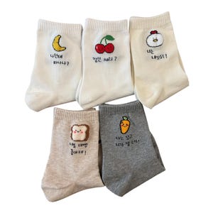 Calcetines de plátano, cereza, pollo, pan y zanahoria con frases divertidas en hangul (letras coreanas): un regalo divertido y único, hecho en Corea.