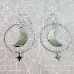 Dark Pearl Crescent Moon Hoop Ohrringe // Perlmutt // Perlmutt Mond Ohrringe // Edelstahl Creolen