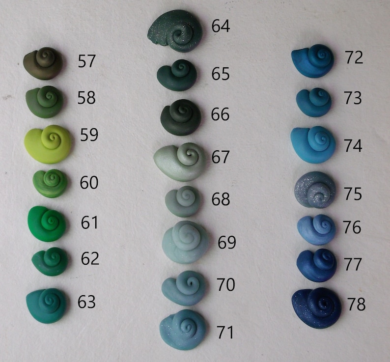 Peut inclure: Un nuancier de 12 coquillages en p&acirc;te polym&egrave;re verte et 12 bleus. Les coquillages sont dispos&eacute;s en deux colonnes, les coquillages verts &agrave; gauche et les bleus &agrave; droite. Chaque coquillage est num&eacute;rot&eacute;, de 57 &agrave; 78.