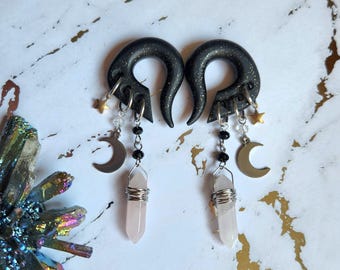 Rozenkwarts Celestial Charmed-meters // Gemengde metalen // Halve maan // Goudmessing ster // Zwarte spinel // Hangstekkers