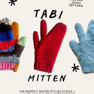 Op de afbeelding: Afbeelding met drie gehaakte Tabi-wanten in verschillende kleuren. De wanten zijn rood, blauw en een veelkleurig patroon. De tekst "TABI MITTEN" wordt in het midden weergegeven. De tekst "HOOKS & LOOPS STUDIO" en "MEDIUM LEVEL PATTERN" zijn ook zichtbaar.