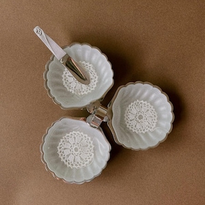 Muschelförmige Aperitifschale mit einem Messer – 3-teiliges Muscheldesign – Hergestellt in Italien – Mid Century Modern – Nie benutzt