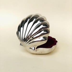 Boîte à bijoux vintage en coquillages plaqué argent avec doublure en velours rouge foncé