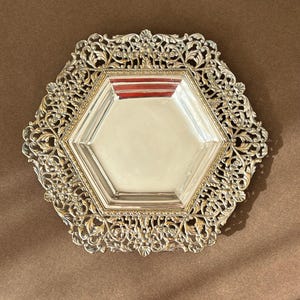 Vassoio esagonale in metallo argentato in stile barocco revival – Pezzo da portata vintage – Ritrovamento vintage spagnolo