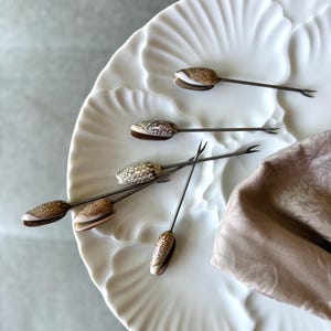 Vintage Shell Hors d&#39;Oeuvres / Appetizer / Fruit Picks / Mini Forks – Set of 6