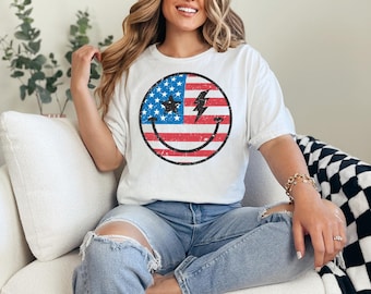 Camiseta com rosto sorridente americano