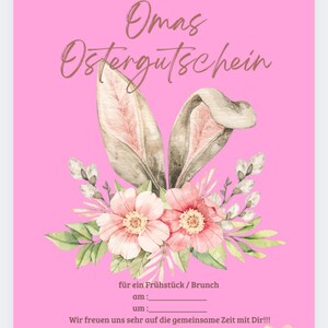 Può includere: Un buono regalo rosa con la scritta "Omas Ostergutschein" in un carattere corsivo. Il design include illustrazioni ad acquerello di orecchie di coniglio, fiori e verde. Il buono è per un brunch e ha spazio per compilare la data e l'ora.