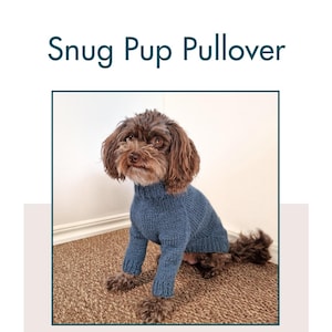 Peut inclure: Un petit chien portant un pull à col roulé bleu tricoté. Le chien est assis sur un tapis marron. Le texte "Snug Pup Pullover" est en haut de l'image et "Pattern by Modish Mutts" en bas.