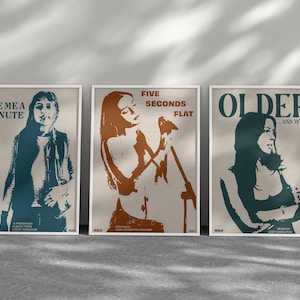 Peut inclure: Trois affiches avec un fond beige et des bordures blanches. Chaque affiche présente une femme en silhouette turquoise avec du texte en brun. La première affiche dit "Give Me A Minute", la deuxième dit "Five Seconds Flat", et la troisième dit "Older And Wiser".