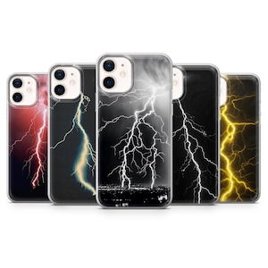 Può includere: Una collezione di cinque custodie per telefoni con disegni di fulmini. Le custodie presentano una varietà di colori, tra cui rosso, giallo e bianco e nero. I fulmini sono raffigurati in uno stile realistico, con linee frastagliate e lampi luminosi.
