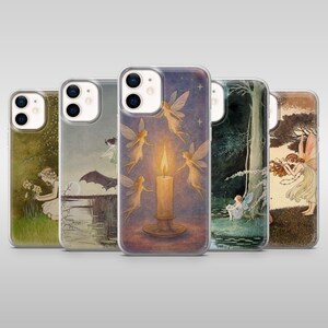 Peut inclure: Cinq coques de téléphone avec des illustrations de fées. Chaque coque présente une scène différente, comme des fées autour d'une bougie, une fée sur une balançoire et des fées dans une prairie. Les coques ont une bordure transparente.