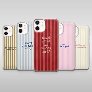 Op de afbeelding: Vijf telefoonhoesjes met verticale streepmotieven in beige, blauw, rood en roze. Elke hoes heeft een andere handgeschreven quote, waaronder "What if it all works out?". De hoesjes zijn ontworpen voor een smartphone.