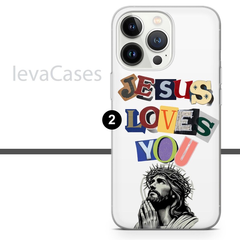Op de afbeelding: Transparante telefoonhoes met een kleurrijk "Jesus Loves You"-ontwerp gemaakt van uitgesneden letters. De hoes heeft ook een zwart-wit afbeelding van Jezus die bidt.