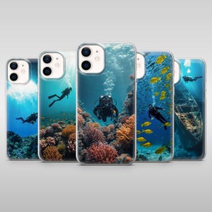 Peut inclure: Coques de téléphone transparentes avec des scènes sous-marines de plongeurs, de récifs coralliens et d'une épave. Les coques présentent une eau bleue vibrante, des poissons jaunes et des plongeurs explorant les profondeurs marines. Les coques sont conçues pour un téléphone.