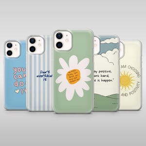 Puede incluir: Cinco fundas para teléfono con diseños y citas inspiradoras. Las fundas incluyen una funda azul con el texto "you can do it", una funda a rayas con "Don't overthink it", una funda verde con una margarita y otras frases motivadoras.