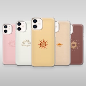 Puede incluir: Una colección de cinco fundas para teléfono con diseños de sol y puesta de sol. Las fundas son de varios colores, incluyendo rosa, crema, amarillo, beige y marrón. Cada funda presenta un gráfico diferente con temática solar.