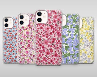 Op de afbeelding: Vijf telefoonhoesjes met bloempatronen. De hoesjes tonen verschillende bloemmotieven in roze, blauw en geel. De hoesjes zijn gemaakt van transparant plastic.