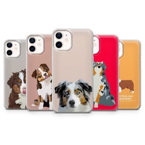 Può includere: Cinque diverse custodie per telefono con cani pastore australiano in varie pose. Le custodie sono trasparenti con un'immagine colorata del cane sul retro. Il testo "Australian Shepherd" è stampato su una delle custodie.