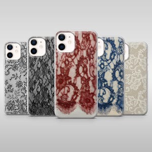 Puede incluir: Una colección de cinco fundas para teléfono con intrincados diseños de encaje. Las fundas presentan una variedad de colores, incluyendo negro, rojo, azul y crema, con un borde transparente. Los patrones de encaje varían, ofreciendo una gama de estilos.