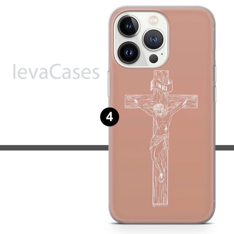Op de afbeelding: Een roze iPhone-hoesje met een witte omtrek van een persoon op een kruis met het woord "INRI" erboven. Het hoesje heeft een transparante achterkant en een witte rand.