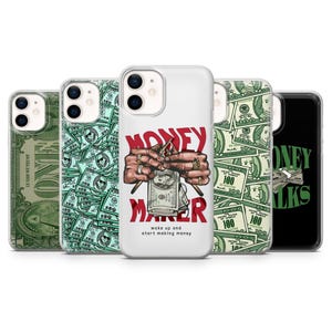 Puede incluir: Conjunto de cinco fundas para teléfono con temática de dinero. Las fundas son transparentes con una variedad de diseños que incluyen una mano sosteniendo dinero, una pila de dinero y las palabras "Money Maker" y "Money Talks".