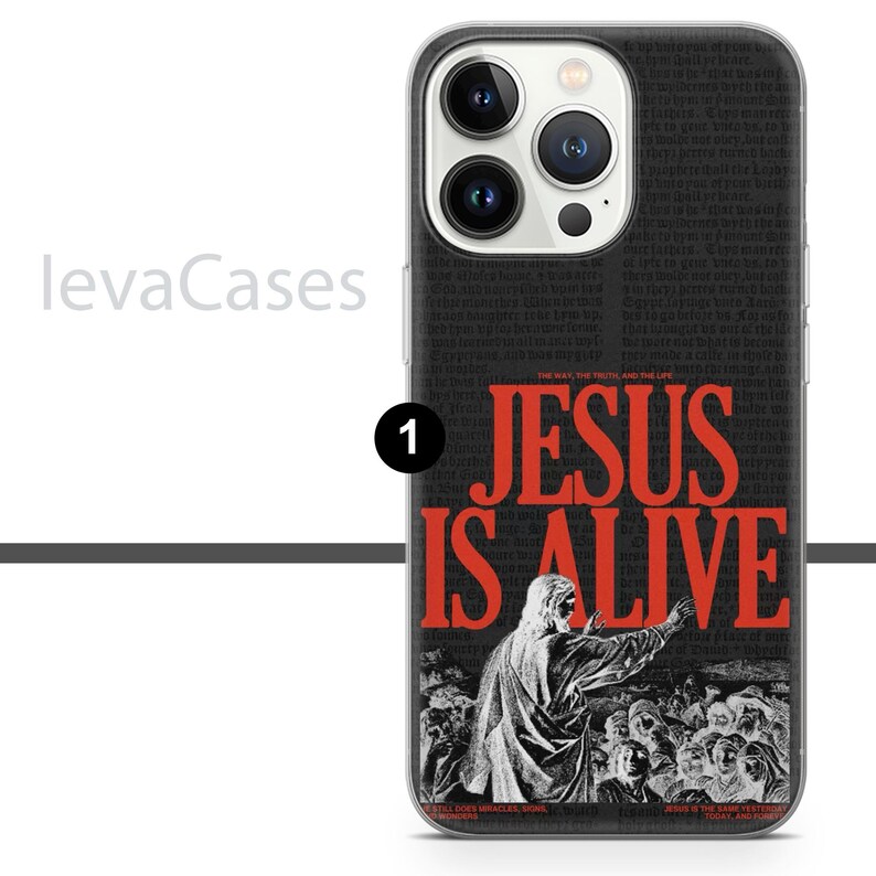 Op de afbeelding: Een witte iPhone-hoes met een zwarte achtergrond en rode tekst die "Jezus leeft" zegt. De achtergrond is bedekt met kleine zwarte tekst. De hoes heeft een foto van Jezus met zijn armen uitgespreid.