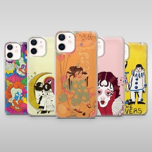 Op de afbeelding: Een verzameling van vijf telefoonhoesjes met unieke illustraties met clownthema's. De hoesjes hebben verschillende ontwerpen, waaronder een verdrietige clown, een stel op een maan en een clown met ballonnen. Elke hoes heeft een transparante rand.