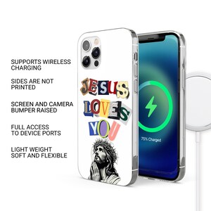 Op de afbeelding: Een witte iPhone-hoes met een kleurrijk "Jesus Loves You"-ontwerp. De hoes is compatibel met draadloos opladen en heeft een verhoogde bumper om het scherm en de camera te beschermen.