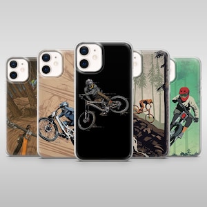 Puede incluir: Un conjunto de cinco fundas para teléfono con ilustraciones de ciclistas de montaña en acción. Las fundas muestran a los ciclistas en senderos y bosques, con poses dinámicas y obras de arte detalladas. Las fundas son transparentes.