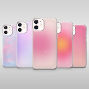 Pode incluir: Uma coleção de cinco capas de telemóvel com uma variedade de designs coloridos. As capas apresentam uma gama de cores, incluindo rosa, roxo e azul, com um efeito gradiente e um design de estrelas.