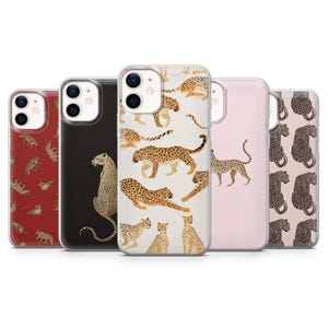 Könnte beinhalten: Fünf verschiedene iPhone-Hüllen mit Leopardenmuster. Die Hüllen sind alle transparent und zeigen das Design des Telefons durch die Hülle hindurch. Die Hüllen sind in verschiedenen Farben erhältlich, darunter Rot, Schwarz, Weiß, Rosa und Schwarz mit weißen Flecken.