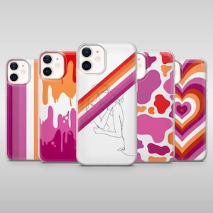 Puede incluir: Una colección de cinco fundas para teléfono con varios diseños. Las fundas presentan una gama de patrones coloridos, que incluyen rayas, goteos de pintura, un dibujo lineal de dos figuras y un diseño en forma de corazón. La paleta de colores incluye rosa, naranja y blanco.