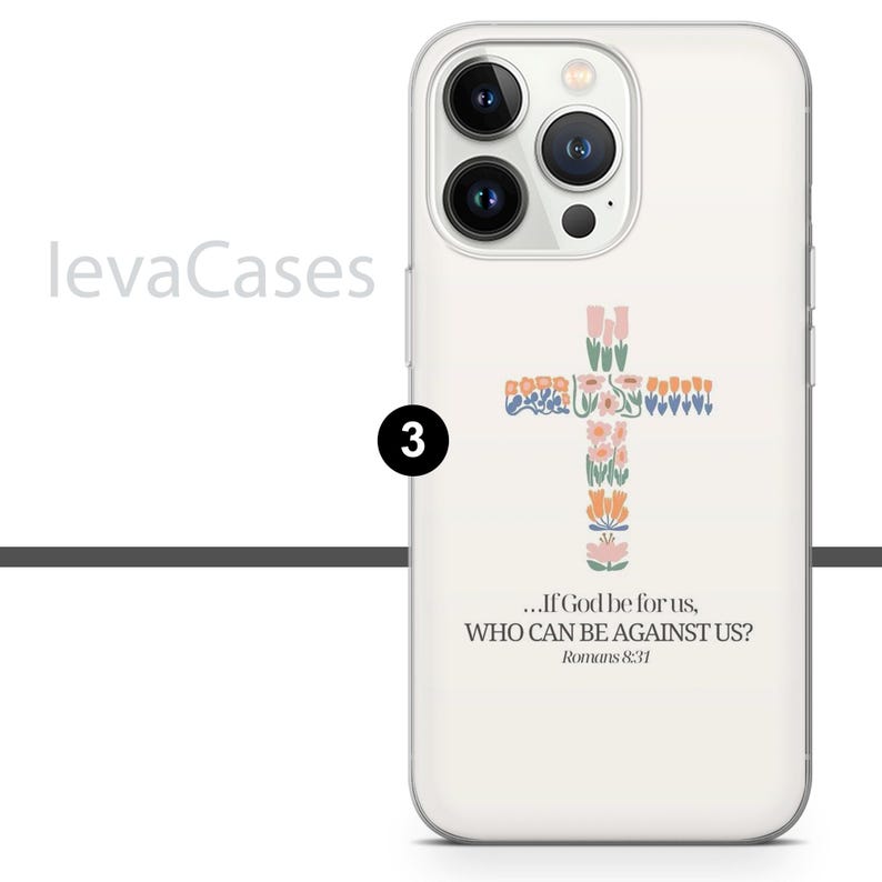 Op de afbeelding: Witte iPhone-hoes met een bloemig kruisontwerp en de quote "...Als God voor ons is, wie kan dan tegen ons zijn? Romeinen 8:31".