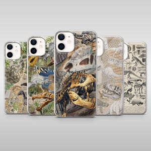 Peut inclure: Cinq coques de téléphone avec des motifs de dinosaures. Les illustrations présentent des squelettes, des crânes et des éléments botaniques. La palette de couleurs comprend des tons beiges, bruns et verts, avec du texte comme "LIFE FINDS WAY".