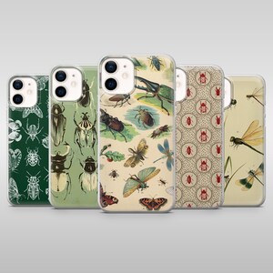 Può includere: Una collezione di custodie per telefoni con illustrazioni di insetti vintage. Le custodie mostrano vari insetti, farfalle e libellule in una varietà di colori, tra cui verde, beige e marrone. Le custodie sono in plastica trasparente.