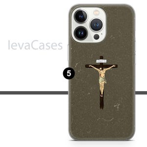 Op de afbeelding: Een groene telefoonhoes met een witte camera-uitstulping en een afbeelding van een persoon op een kruis. De hoes heeft een textuur en de tekst "leVaCases" is gedrukt in de linkerbovenhoek.