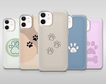Può includere: Cinque custodie per telefono di vari colori, tra cui verde, beige, blu e lavanda, ciascuna con un design a impronte di zampe. Le impronte sono in bianco e nero e alcune custodie presentano un contorno di cane.
