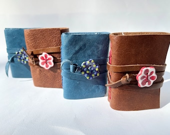 Diario de viaje de cuero hecho a mano: pequeño libro en blanco con adornos de porcelana