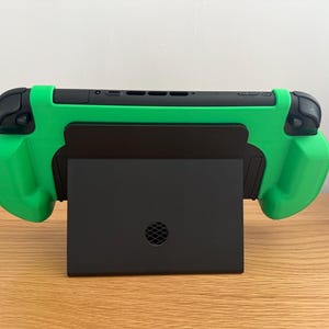 Grip per Nintendo Switch 2 / Eccellente impugnatura a clip per il nuovo Nintendo Switch 2. Permette inoltre di agganciare lo Switch quando è installato