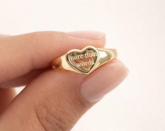 Anillo de sello con forma de corazón grabado, acero inoxidable con revestimiento PVD de oro de 18 quilates, iniciales personalizadas.