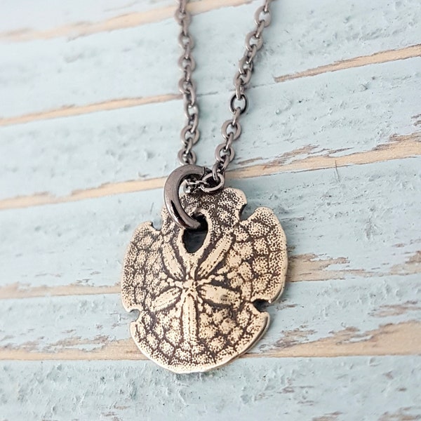 Petit collier argenté de dollar de sable, collier de charme de dollar de sable, bijoux de créature de mer, bijoux d'océan, bijoux de plage, collier de Boho, tour de cou